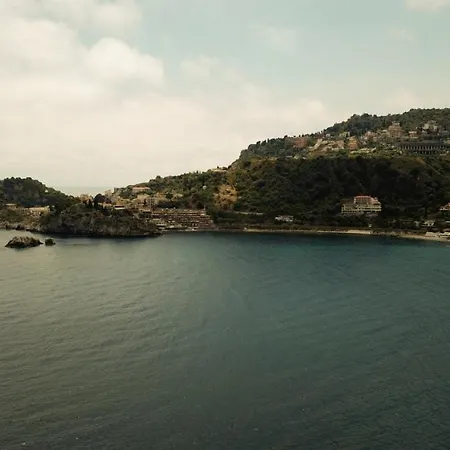 Mare Roccia Beachfront Apartamento *