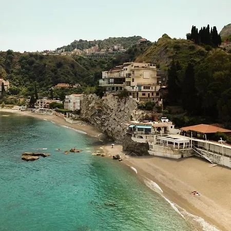 Mare Roccia Beachfront Apartment